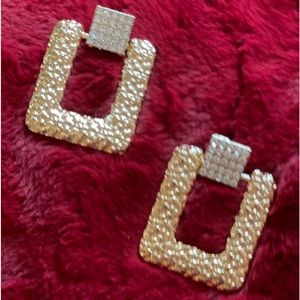 Gorgeous gold square earrings with tiny diamond-like clasp